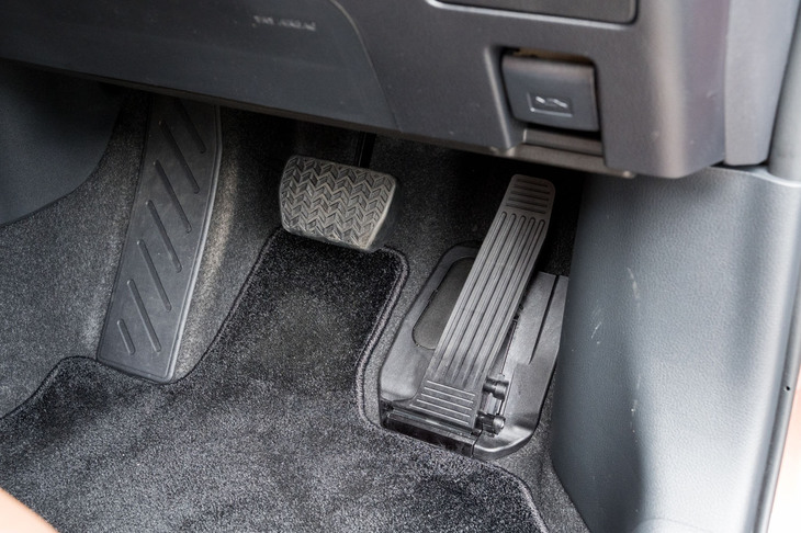 アクセルペダルには他の「GA-B」プラットフォーム車とは異なり、オルガン式を採用。着座位置を15mm低めるなど、ドライビングポジションの最適化も図られている。