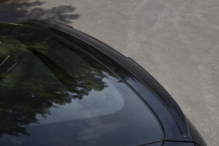 試乗車はオプションのカーボンリアスポイラーを装備していた。形状は標準装備品と変わらない。