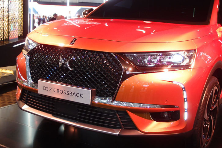 「DS 7クロスバック」のフロントまわり。大きなグリルが目を引く。