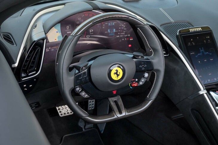 リムから手を離さないでも各種操作ができるよう設計されたステアリングホイール。センターパッドの右下に備わる赤いツマミが「マネッティーノ」のコントローラー。ACCや音声認識機能などは、左スポークのタッチパネルで操作する。こちらは通常は不灯火状態で、アクティベートするとアイコンが光る。