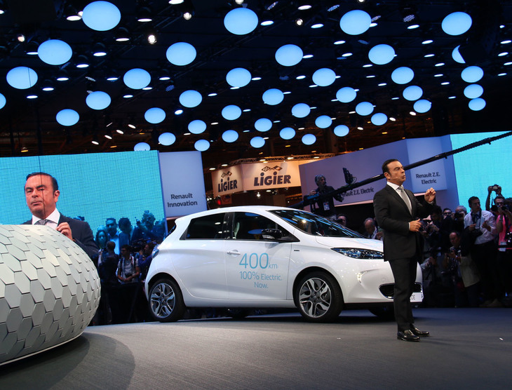 航続距離を400kmに延長したルノーの電気自動車「ゾエ」を前に。2016年9月のパリモーターショーにて。