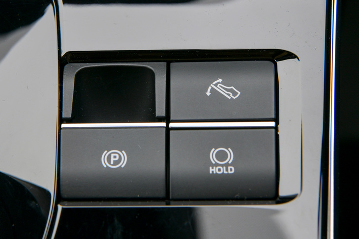 ワンペダルドライブを可能にする「e-Pedal」のオン／オフスイッチは、センターコンソールの右側に配置。BEVではブレーキブースターの作動にも電気を使うため、回生ブレーキを多用するワンペダル走行は実電費の改善にもつながる。