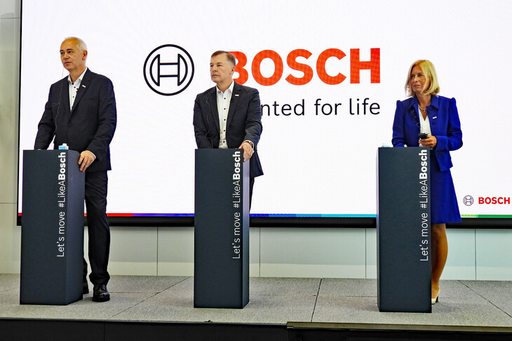 写真向かって左から、ボッシュのクリスチャン・メッカー副社長、クラウス・メーダー社長、独ロバート・ボッシュのタニア・リュッカート氏。