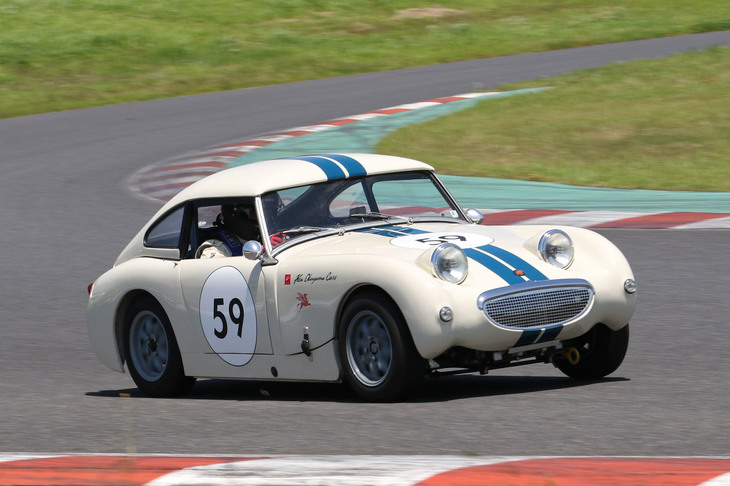 マシンの性能差などを考慮したハンディキャップ制であるセブリング40Mトロフィーを制した1959年「オースチン・ヒーレー・スプライトMk1」。第1ドライバーのケン奥山氏は「ジネッタG12」による先のグロリアスカップとこのレース、そして同じヒーレー スプライトMk1を駆ってのエバーグリーンカップと、1日に3レースに出走した。