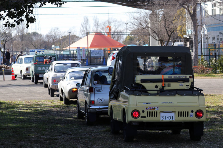 連なって会場を出ていこうという参加車両。