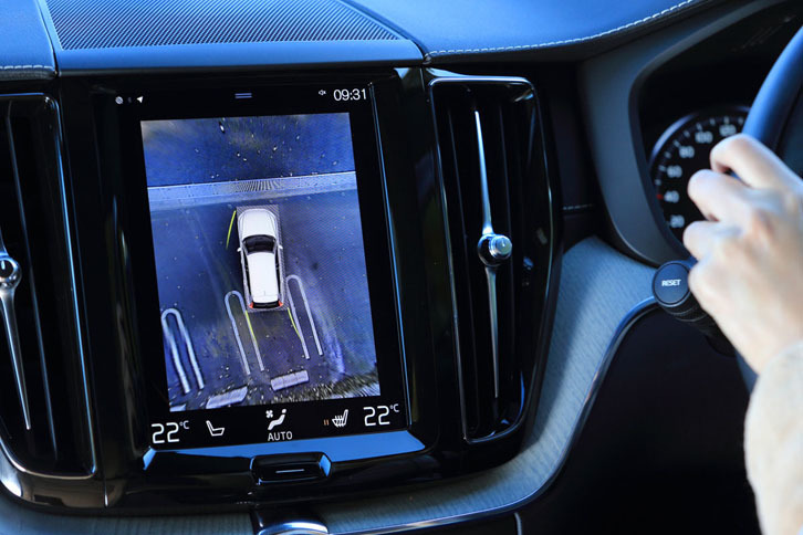 ちょっと休憩……という駐車の時も、しっかりサポート。自車を俯瞰（ふかん）したような映像を映し出し、周囲の障害物の有無を知らせてくれます。また、「パーク・アシスト・パイロット」機能を使えば、ブレーキとアクセル、シフトの操作だけで縦列駐車や並列駐車を行うことが可能です。