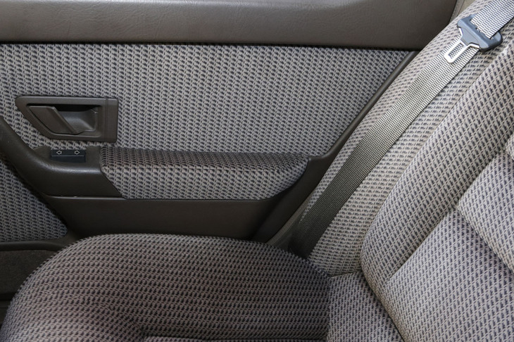 1990年式。アームレストのデザインは、先に登場した「BX」に通じるものがある。「最初期型はシートベルトも同色がおごられていました」とパオロ氏は強調する。