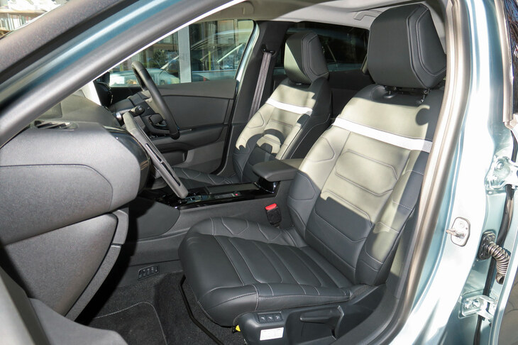 シトロエンE-C4エレクトリック（フロントシート）