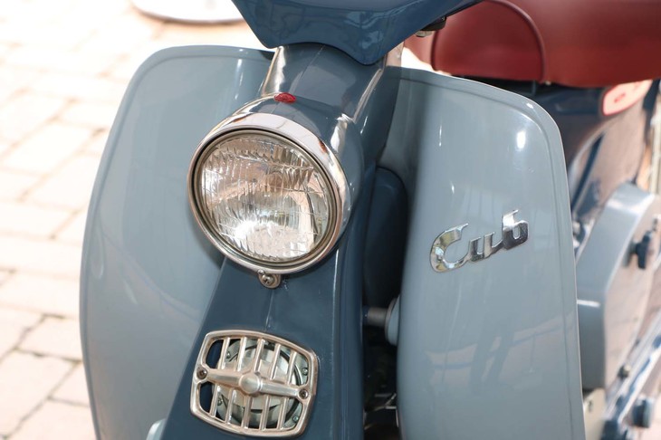 フロントの樹脂製カバーも当時としては画期的で、現在に受け継がれる「スーパーカブ」のアイコンでもある。その後、ライト位置がステアリング中央に変更されたが、スーパーカブらしいスタイルそのものは今なお変わらない。