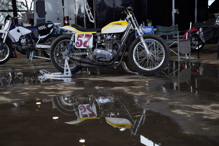 旧車のフラットトラックレースも盛んだ。この車両は「ヤマハXS650」のエンジンを使ったスペシャルマシン。手でギアチェンジを行っていた古いハーレーやインディアンを使った、ハンドシフトクラスなども存在する。