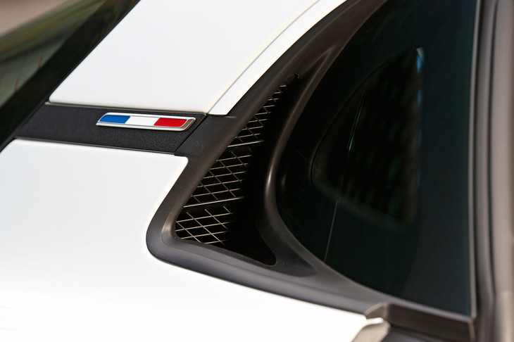 サイドウィンドウ後方、Cピラー部に設けられた吸気用のエアダクト。