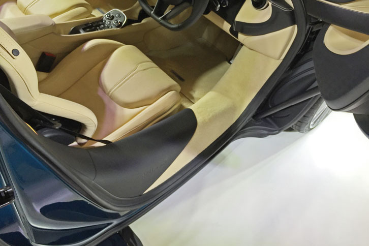 「マクラーレン570GT」のインテリア。他のスポーツシリーズと同様に、サイドシルが低く、狭くなっているおかげで、乗降性が改善されている。