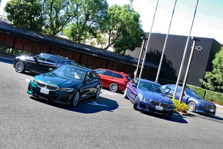 会場に展示された、BMWアルピナの現行ラインナップ。