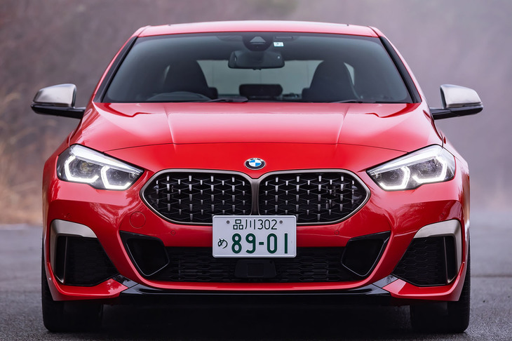 最新のBMW車に共通する大型の「キドニーグリル」は「シングルフレームグリル」と呼ばれるもので、中央部がつながったデザインとなる。