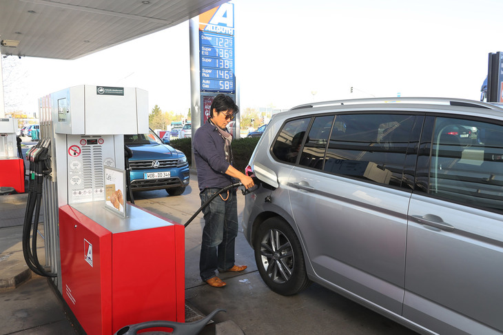 ガソリンスタンドで給油する筆者。「ゴルフトゥーラン2.0 TDI SCR」の燃費性能は、NEDC複合モードで4.8-4.6リッター/100km（約20.8-21.7km/リッター）とされている。