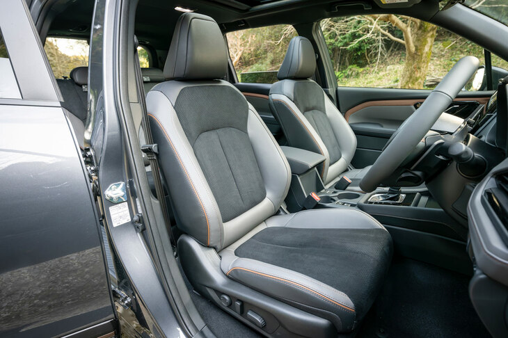 ウルトラスエードと合成皮革のコンビシート。