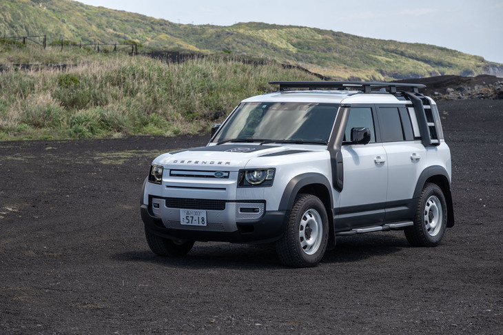 2台目に試乗した「ディフェンダー110 S P300」。試乗車にはマッドフラップやホイールアーチプロテクション、レイズドエアインテーク、ルーフキャリアなどからなるアクセサリーパック「エクスプローラーパック」が装着されていた。