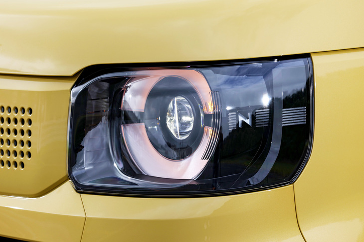 瞳をモチーフにしたというスタンダードモデルのヘッドランプ。一見シンプルに見えるが、カバーの“目頭”に当たる部分を大きくへこませるなど、実は凝った意匠をしている。
