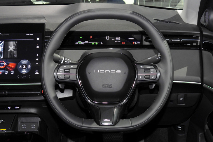 薄型の液晶メーターや、だ円形のステアリングホイールは、「インサイト」の特徴的な装備のひとつ。新しい「Honda」ロゴも目を引く。