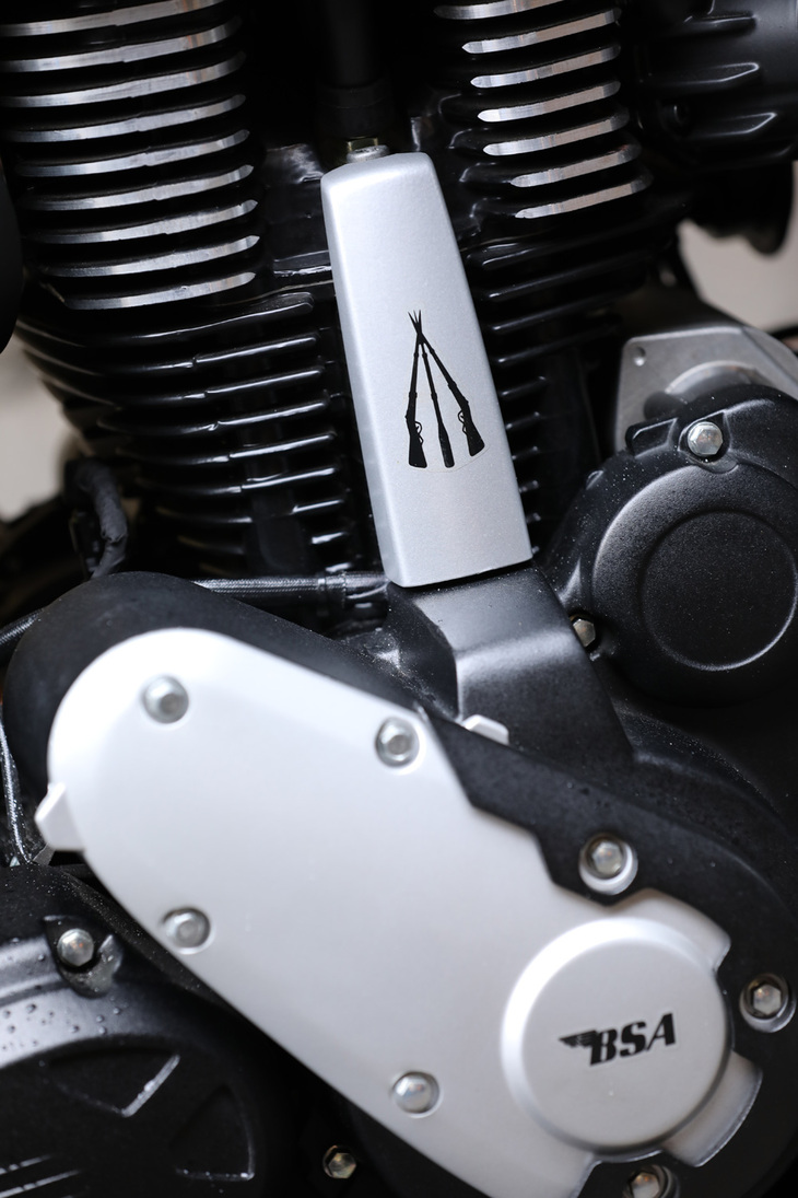 エンジンの側面には、メーカー／ブランドの出自を表すライフルのロゴが。