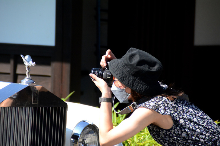 遠く茨城県から参加した「ロールス・ロイス・シルバークラウド」のボンネットマスコット「スピリット・オブ・エクスタシー」を熱心に撮影する女性。