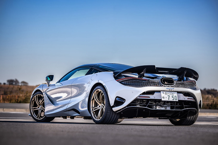 ボディーサイズは全長×全幅×全高＝4569×1930×1196mm、ホイールベースは2670mm。車重は従来モデルの「720S」よりも30kg削減され、乾燥重量は1277kgに抑えられている。