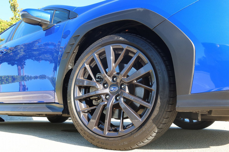 タイヤサイズは日本仕様と同じ245/40R18。銘柄も、国内のモデルに採用されている「ダンロップSP SPORT MAXX GT 600A」だった。