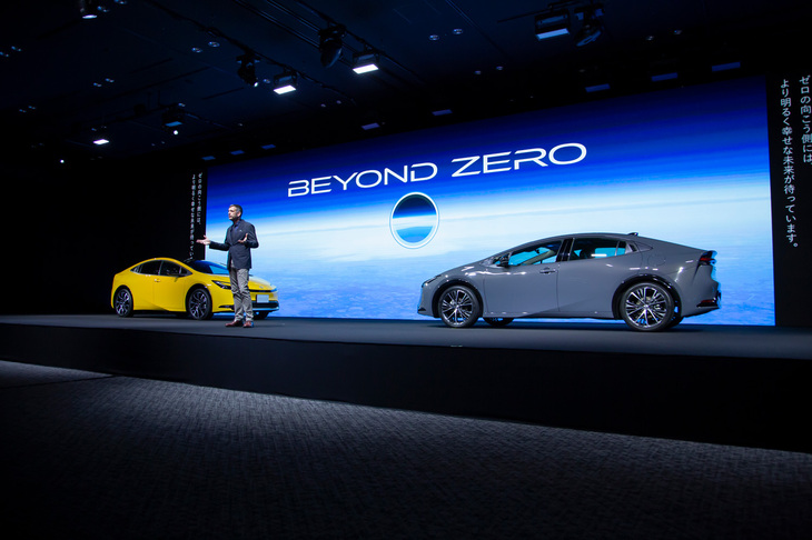 2022年11月に行われた発表会の様子。商品企画の段階では、EV化や、あるいは豊田章男社長自らタクシー専用車化も提案したという。しかし5代目「プリウス」は、これまでと同じパーソナルユースの、ただしよりスポーティーなハイブリッド専用車として登場した。