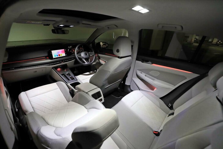 質実剛健で知られた「ゴルフ」にも、車内のムードを変えられるアンビエントライトが備わる。光の色は全30色から選択可能。