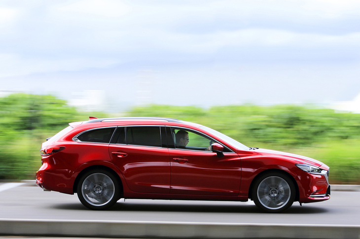 「マツダ・レーダー・クルーズ・コントロール（MRCC）」と呼ばれる前走車追従機能付きクルーズコントロールは、従来30km/h以下では機能しなかったが、今回のマイナーチェンジで全車速追従機能付きになったほか、ストップ＆ゴーにも対応するようになった。