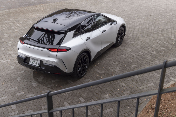 パトカーのようなこの試乗車のボディーカラーは「ブラック×プレシャスホワイトパール」。これも含めて全部で5タイプのツートンカラーが用意されている（モノトーンは6色）。