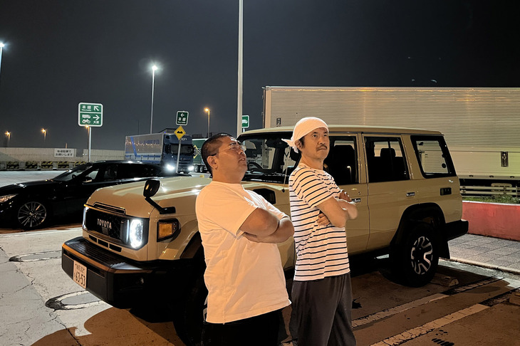 「ランクル“70”」は真四角で実にカッコいい。これぞカッコをつけてないカッコよさ。自分がもし若い女子なら、こういうクルマを愛車に持つ飾り気のない、例えばwebCGほった君（写真左）のような男にほれるだろう。いや、知らんけど。