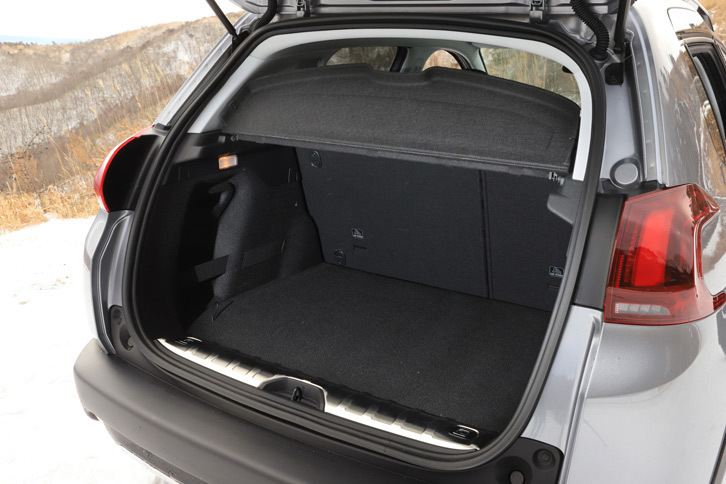 ラゲッジルームの容量は、5人乗車時で360リッター。リアシートを倒すと1172リッターのスペースが得られる。