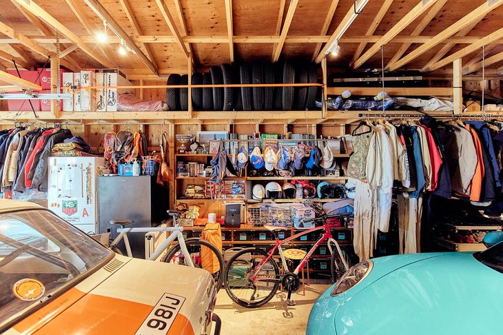 ここに来ればなんでもそろうと思わせるガレージ内部。クルマ2台を収めるのがメインとはいえ、アウトドアスポーツ系のギア＆グッズが詰まっている。
