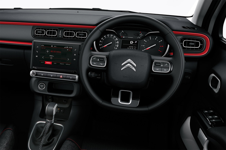 現行型「C3」のインストゥルメントパネルまわり。「iコックピット」を採用する同門のプジョーほど奇抜ではないが、細部までつくり込まれたデザインをしている。