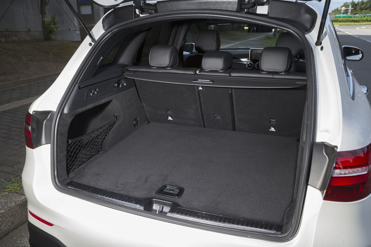 荷室の容量はノーマルの「GLC」と同じ550～1600リッター。