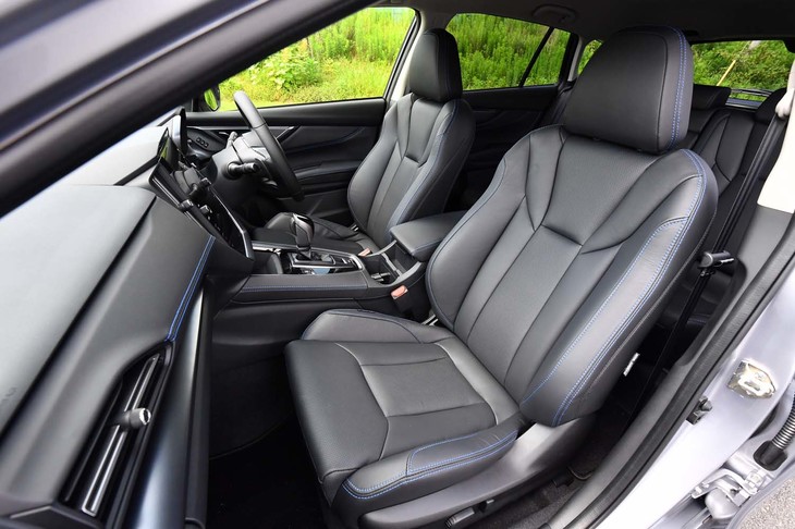 シート表皮はグレードごとに異なる。写真は「GT-H EX」にオプション設定されるブルーステッチ入りのレザーシート。