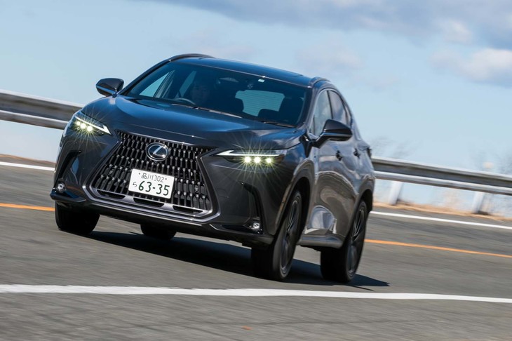 2.5リッター直4自然吸気エンジンをベースとしたプラグインハイブリッドはシステム最高出力309PSを発生。0-100km/h加速6.0秒の快足を誇る。