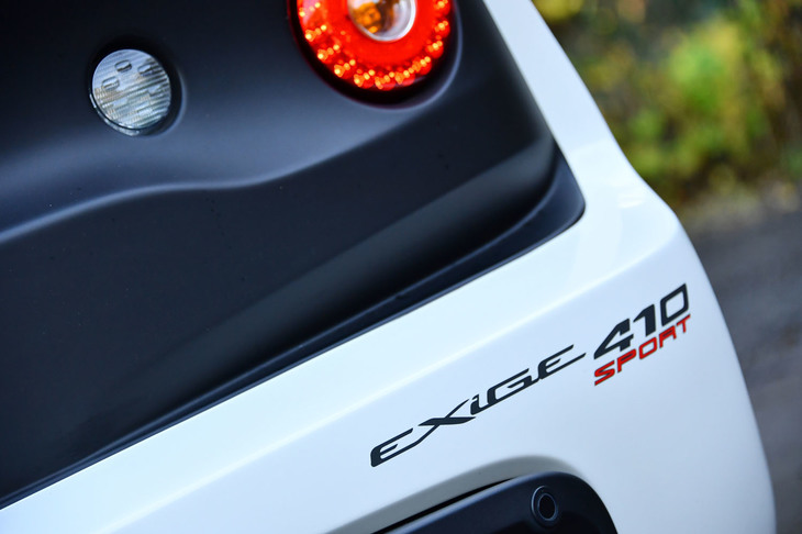 【ロータス・エキシージ スポーツ410】
	ボディーサイズ：全長×全幅×全高＝4080×1800×1130mm／ホイールベース：2370mm／車重：1110kg／駆動方式：MR／エンジン：3.5リッターV6 DOHC 24バルブ スーパーチャージャー付き／トランスミッション：6段MT／最高出力：416PS（306kW）/7000rpm／最大トルク：410N・m（41.8kgm）/2500-7000rpm／タイヤ：（前）215/45ZR17 91Y XL／（後）285/30ZR18 97Y XL（ミシュラン・パイロットスポーツ カップ2）／燃費：--km/リッター／価格：1358万5000円
	
	【取材時の燃費データ】
	テスト距離：232.4km（市街地1：高速道路7：山岳路2）／使用燃料：29.6リッター（ハイオクガソリン）／参考燃費：7.9km/リッター（満タン法）