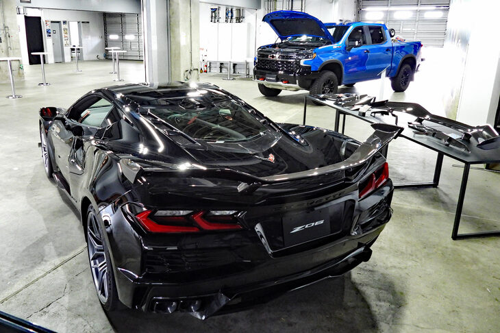 「シボレー・コルベットZ06 Z07パッケージ装着車」（写真手前）と「シルバラードZR2」（同奥）。
