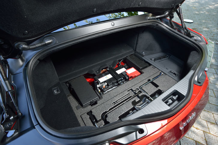 車重の前後バランスを考慮し、重量のかさむバッテリーは、エンジンルームではなくトランクルームの床下に搭載されている。