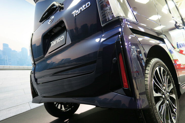 ダイハツ・タント カスタム（新形状のリアバンパー）