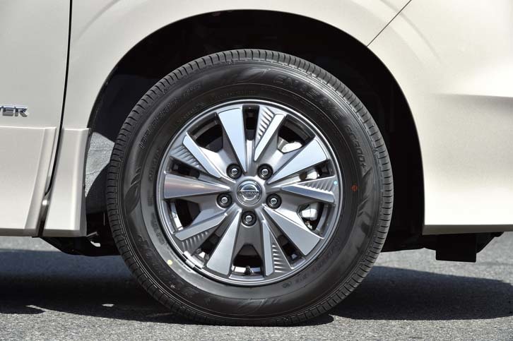 空力性能を重視したという、専用デザインのアルミホイール。テスト車にはダンロップのエコタイヤ「エナセーブEC300＋」が装着されていた。