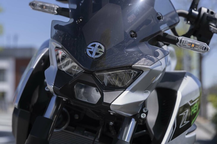 フロントにはスーパーチャージドエンジンを搭載したカワサキの最上級モデル「H2」シリーズと同じく、川崎重工の丸い“リバーマーク”が貼られる。