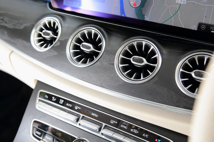 放射状のデザインが用いられた、特徴的な「Eクラス クーペ」の空調吹き出し口。