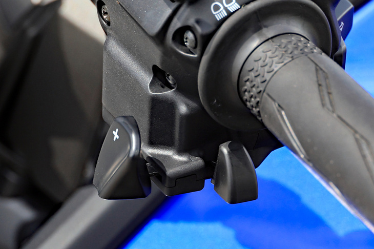 左スイッチボックスの下側に備わる、シーソー式のシフトレバー。