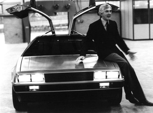 「デロリアンDMC-12」とジョン・ザカリー・デロリアン。