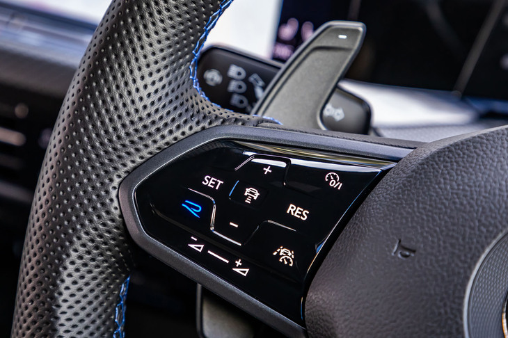 「R専用レザーマルチファンクションステアリングホイール」の左スポーク部分に、ワンタッチで走行モードを切り替え可能な「R」ボタンを配置。ステアリングヒーターやシフトパドルも標準で装備される。