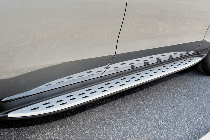 今回の試乗車には販売店オプションとなるランニングボードが装着されていた。