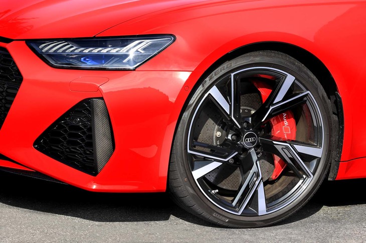 試乗車はオプションの22インチタイヤ＆ホイールを装着していた。前後とも285/30ZR22の「ピレリPゼロ」はド迫力の存在感だ。